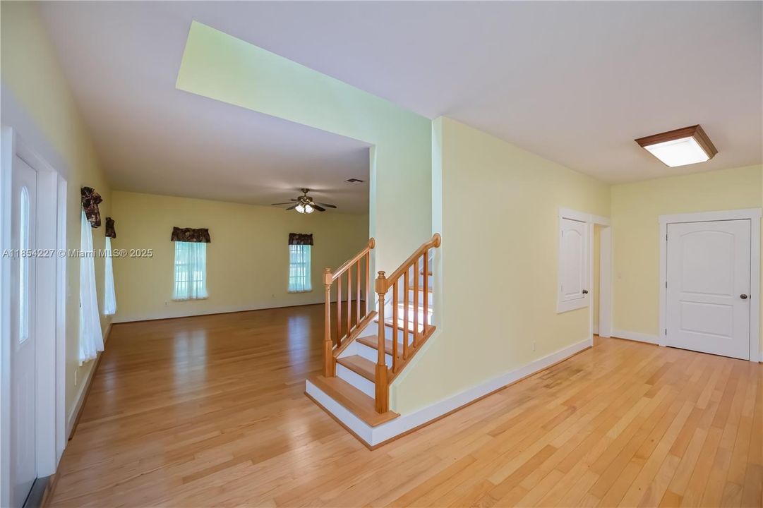 最近售出: $549,900 (4 贝兹, 3 浴室, 3049 平方英尺)