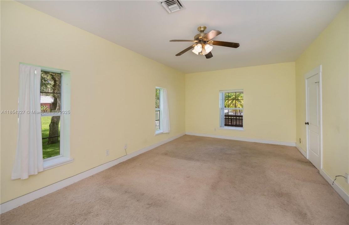 最近售出: $549,900 (4 贝兹, 3 浴室, 3049 平方英尺)