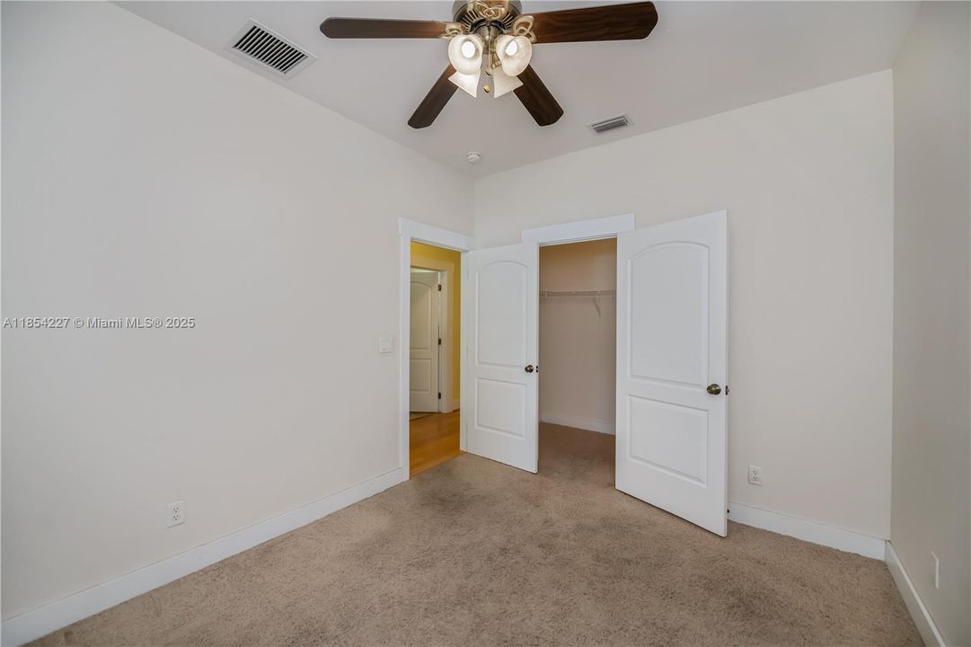 最近售出: $549,900 (4 贝兹, 3 浴室, 3049 平方英尺)