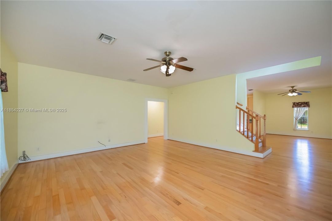 最近售出: $549,900 (4 贝兹, 3 浴室, 3049 平方英尺)