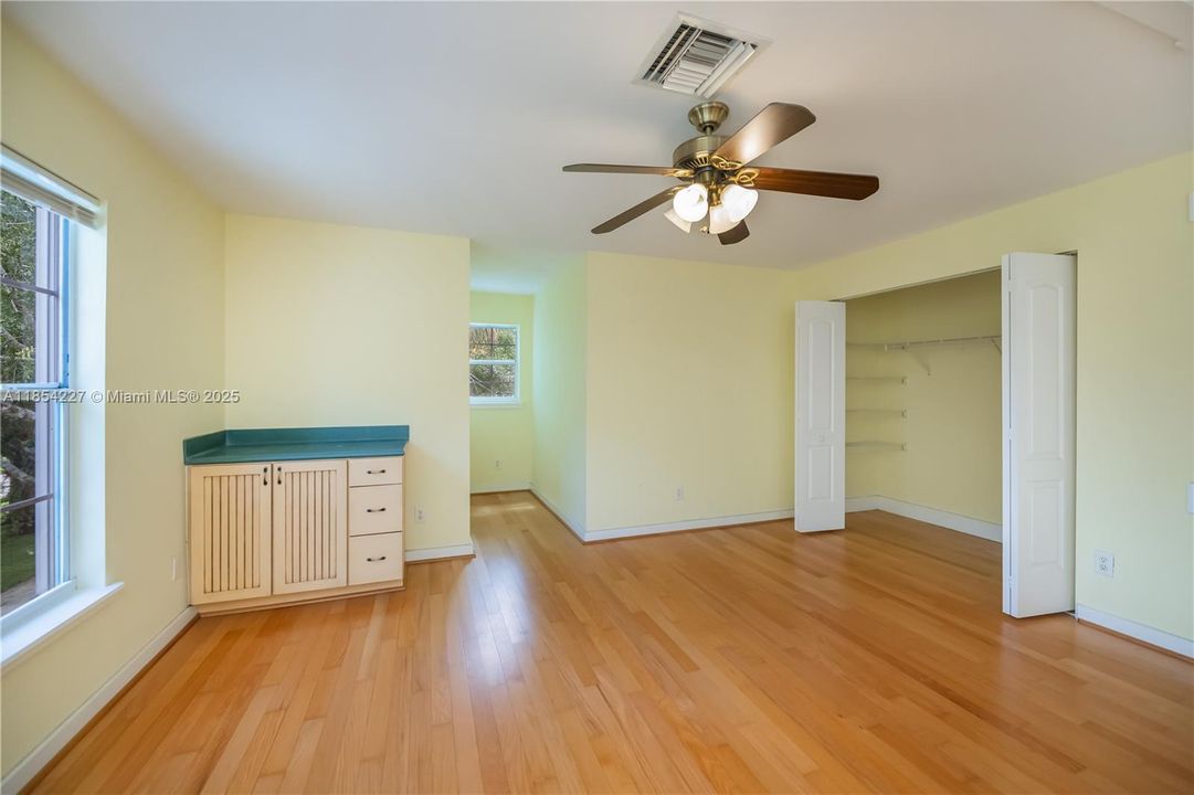 最近售出: $549,900 (4 贝兹, 3 浴室, 3049 平方英尺)