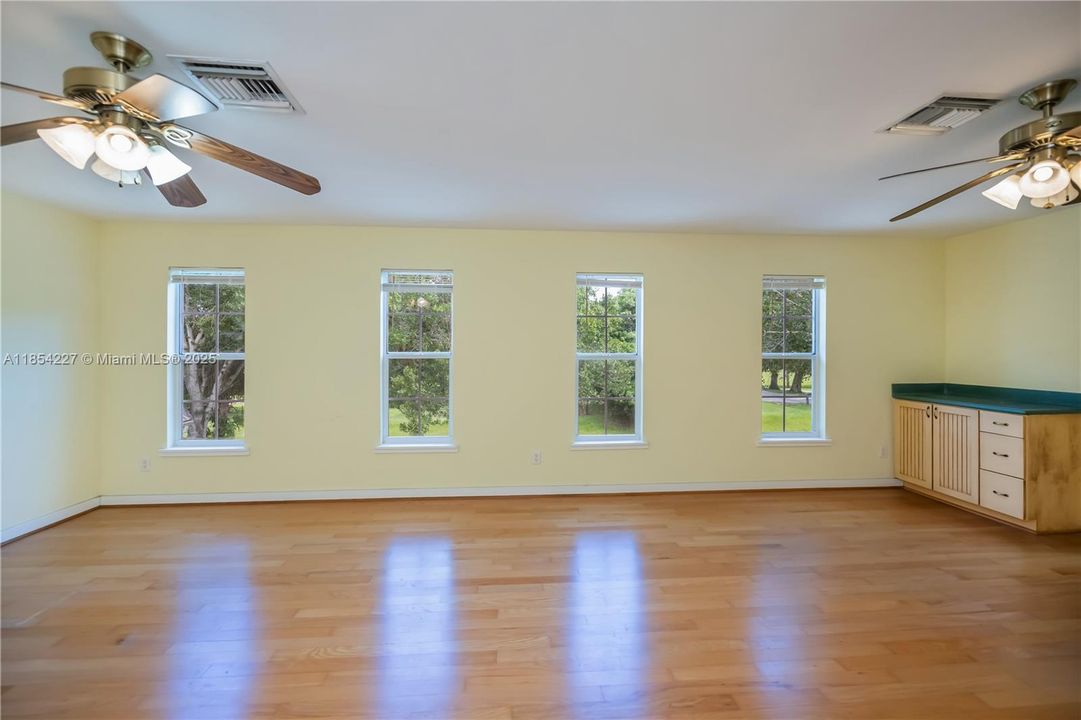 最近售出: $549,900 (4 贝兹, 3 浴室, 3049 平方英尺)