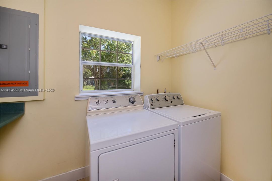 最近售出: $549,900 (4 贝兹, 3 浴室, 3049 平方英尺)