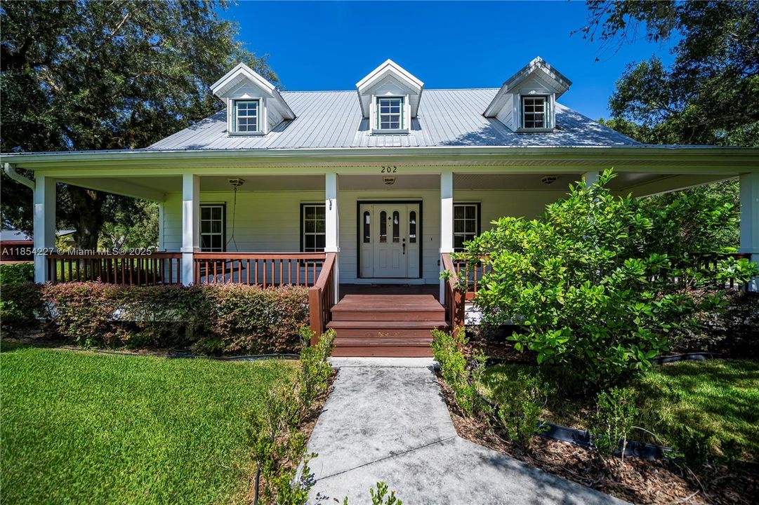 最近售出: $549,900 (4 贝兹, 3 浴室, 3049 平方英尺)