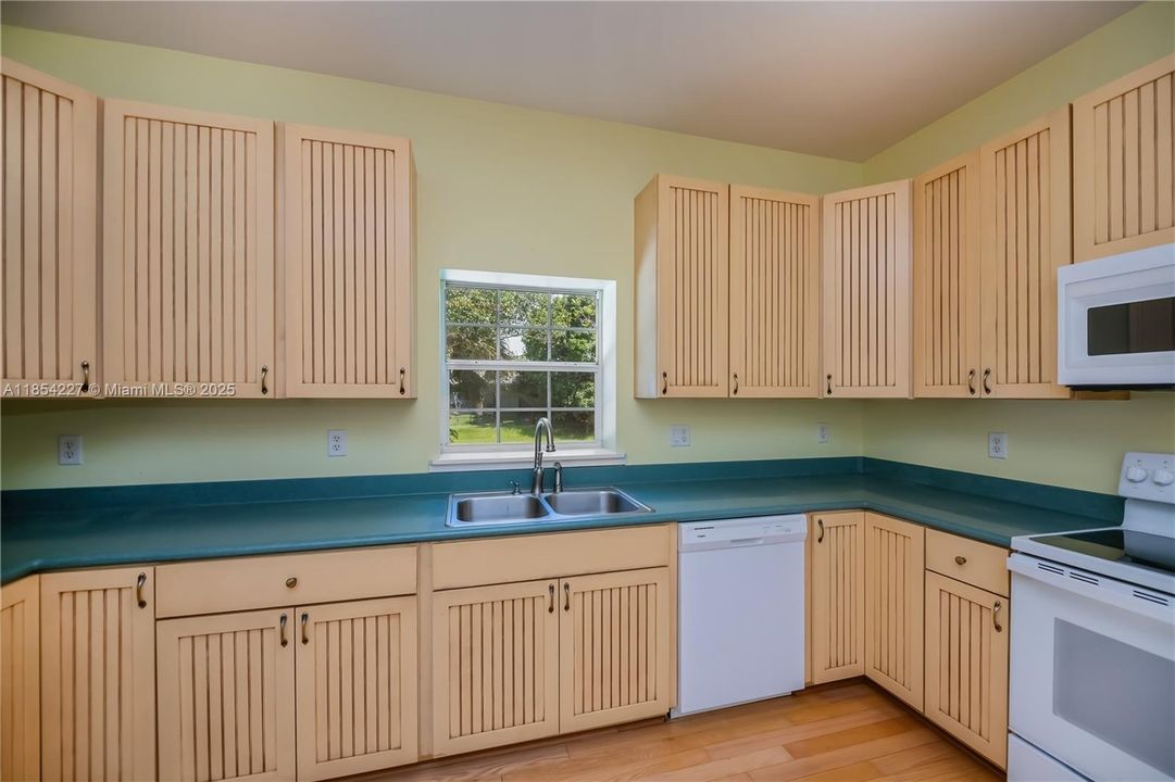 最近售出: $549,900 (4 贝兹, 3 浴室, 3049 平方英尺)