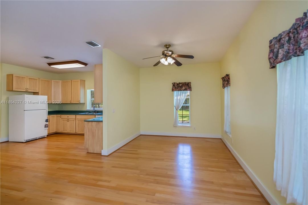 最近售出: $549,900 (4 贝兹, 3 浴室, 3049 平方英尺)