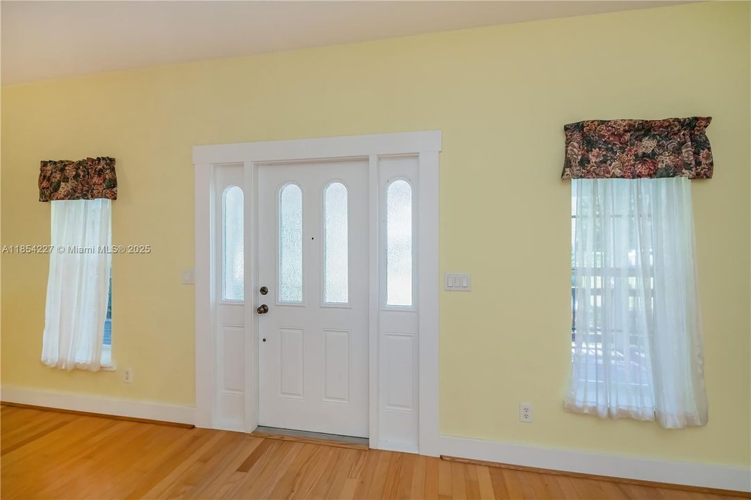 最近售出: $549,900 (4 贝兹, 3 浴室, 3049 平方英尺)