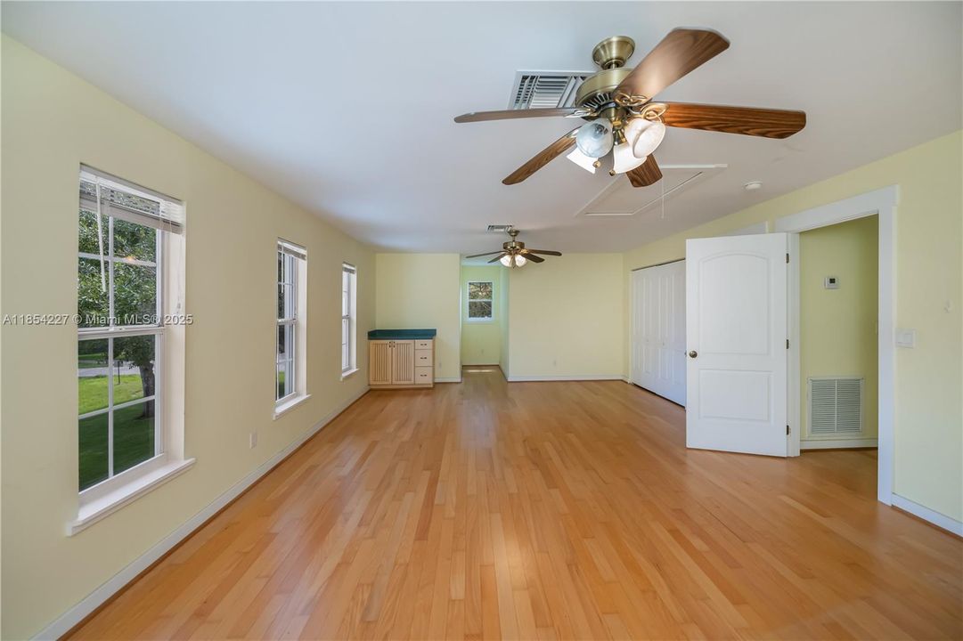 最近售出: $549,900 (4 贝兹, 3 浴室, 3049 平方英尺)