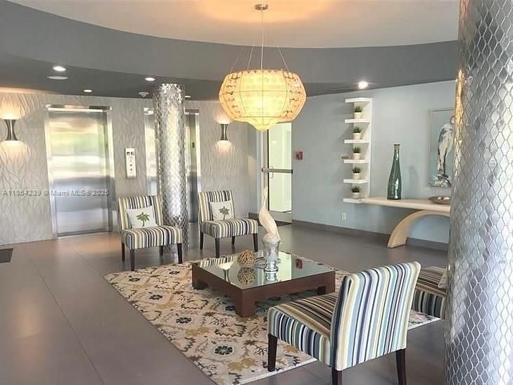 For Sale: $284,500 (2 beds, 1 baths, 760 Square Feet)