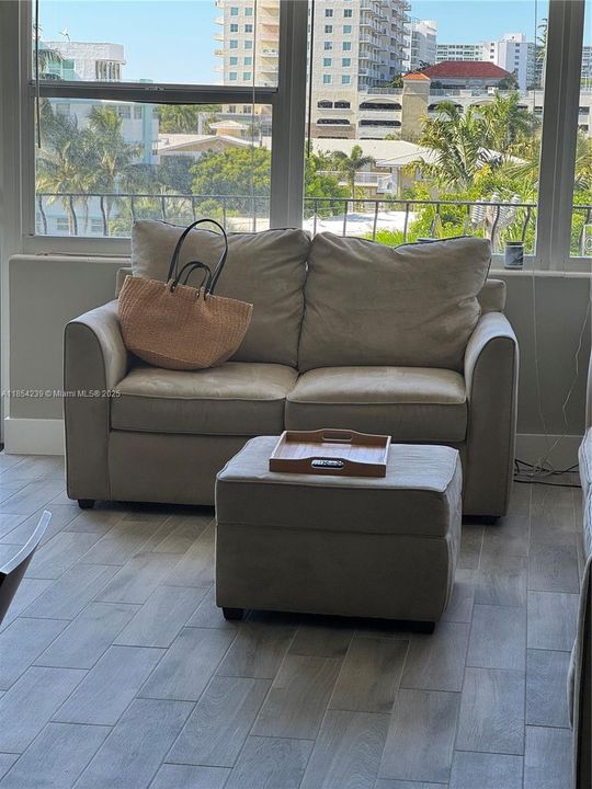 For Sale: $284,500 (2 beds, 1 baths, 760 Square Feet)