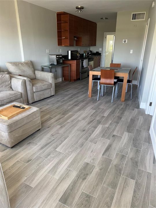 For Sale: $284,500 (2 beds, 1 baths, 760 Square Feet)