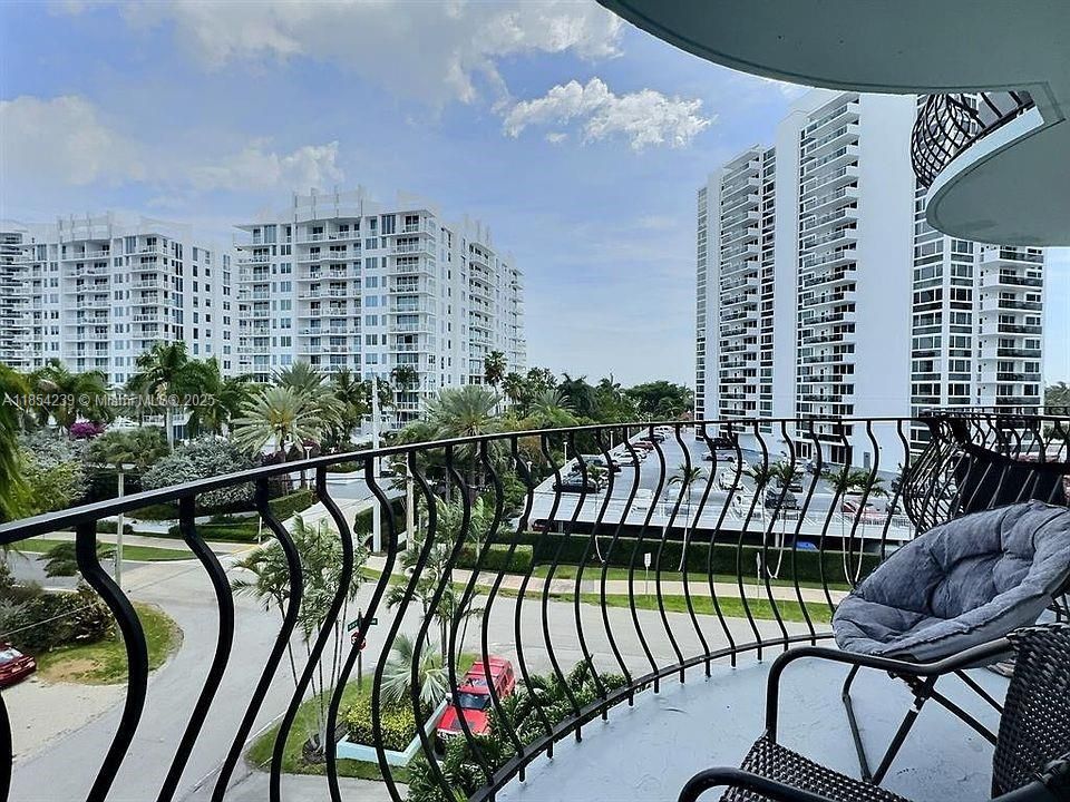 For Sale: $284,500 (2 beds, 1 baths, 760 Square Feet)