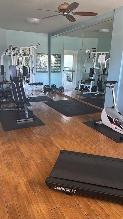 For Sale: $284,500 (2 beds, 1 baths, 760 Square Feet)