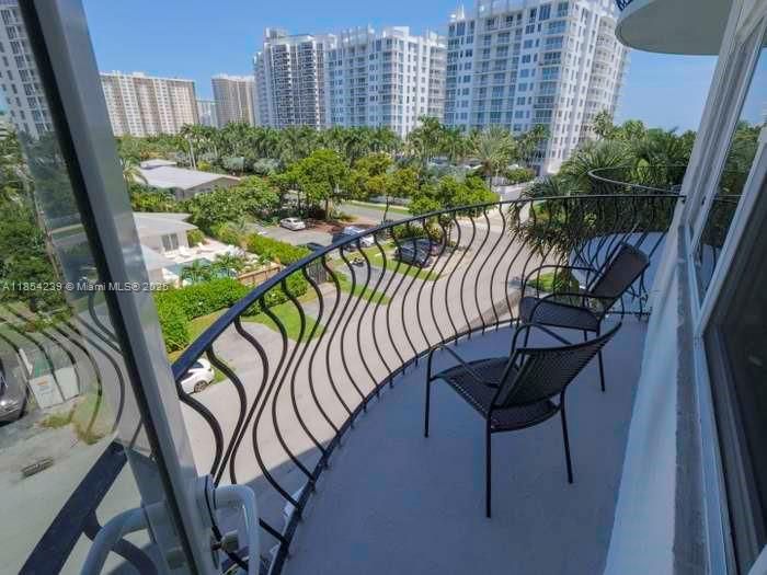 For Sale: $284,500 (2 beds, 1 baths, 760 Square Feet)