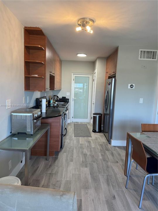 For Sale: $284,500 (2 beds, 1 baths, 760 Square Feet)