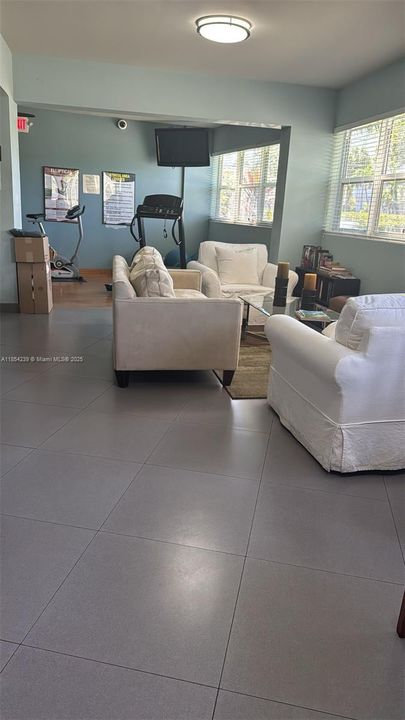 For Sale: $284,500 (2 beds, 1 baths, 760 Square Feet)