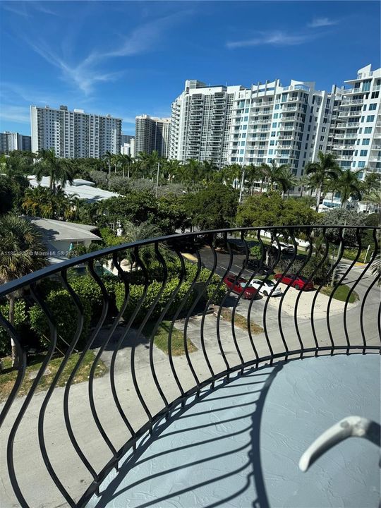 For Sale: $284,500 (2 beds, 1 baths, 760 Square Feet)