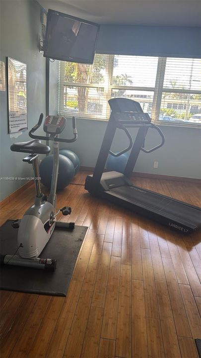 For Sale: $284,500 (2 beds, 1 baths, 760 Square Feet)