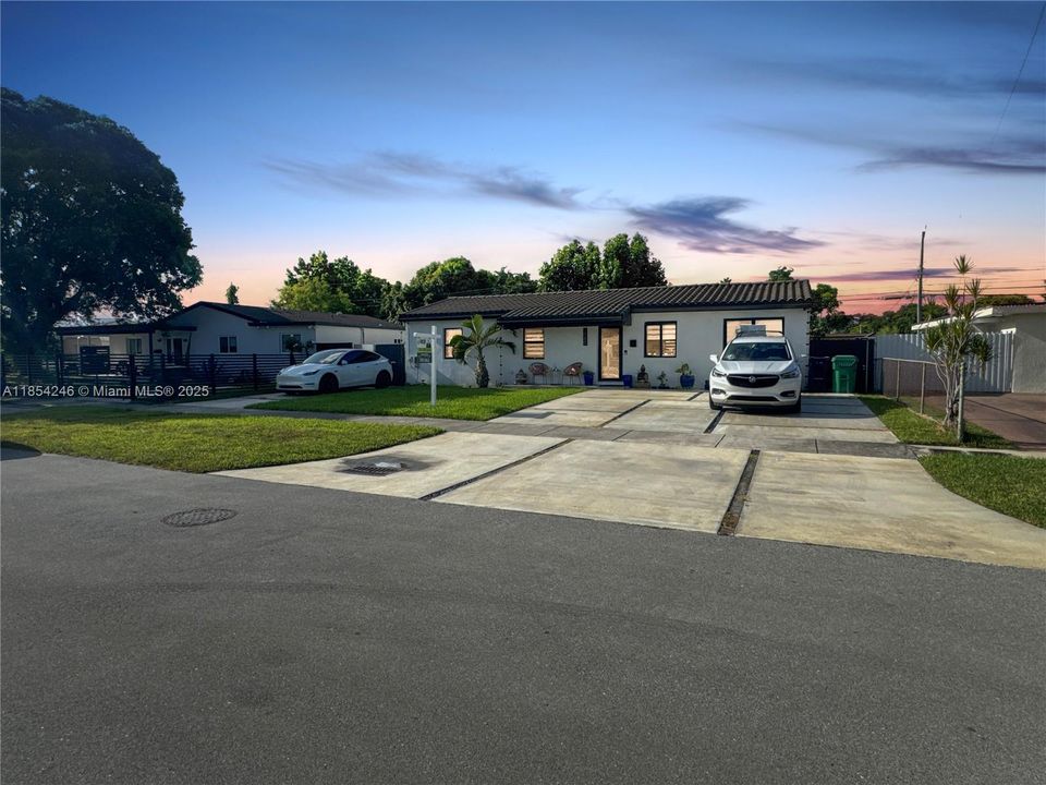 En Venta: $849,000 (4 camas, 2 baños, 1648 Pies cuadrados)