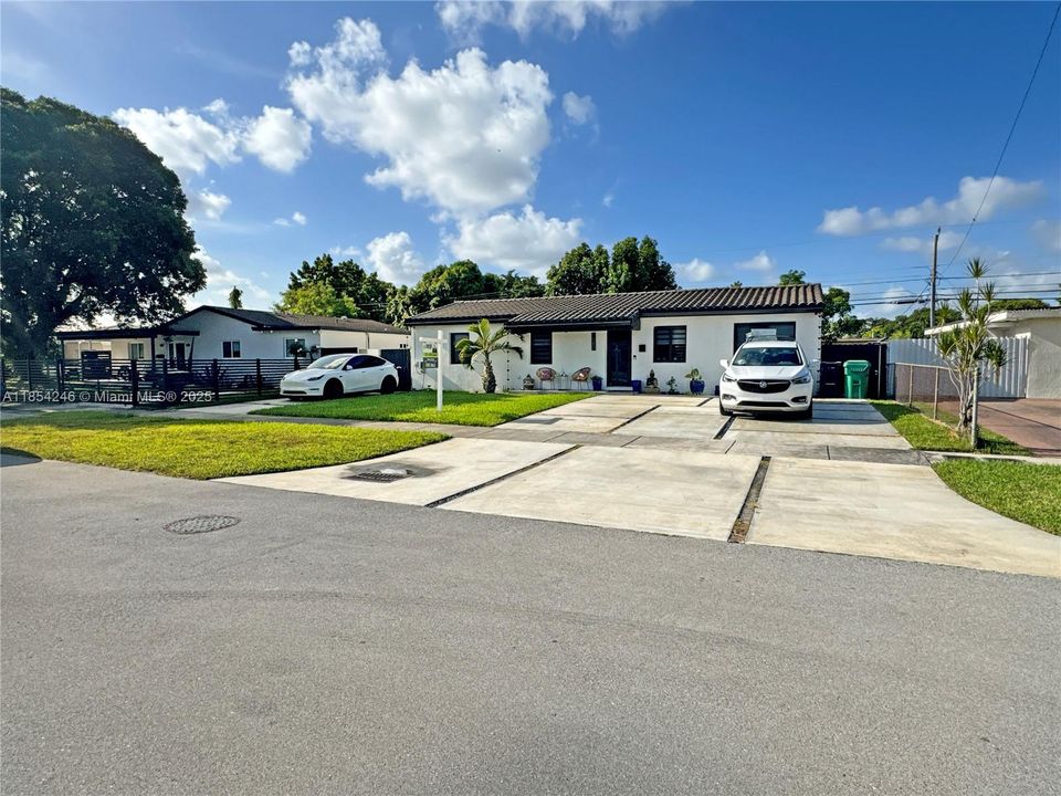 En Venta: $849,000 (4 camas, 2 baños, 1648 Pies cuadrados)