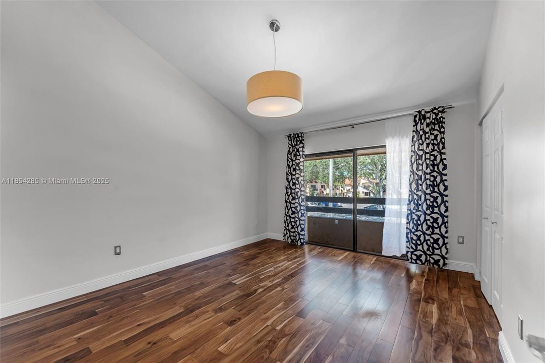Recently Rented: $3,100 (2 beds, 1 baths, 970 Square Feet)