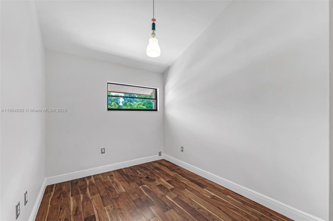 Recently Rented: $3,100 (2 beds, 1 baths, 970 Square Feet)
