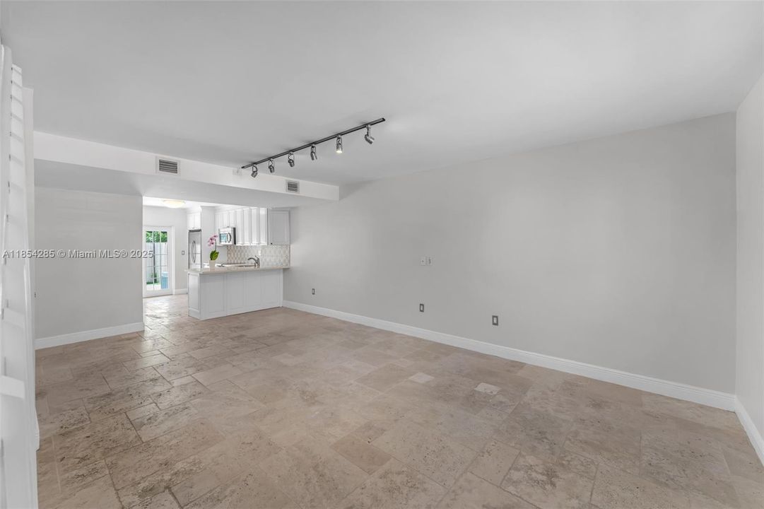 Recently Rented: $3,100 (2 beds, 1 baths, 970 Square Feet)