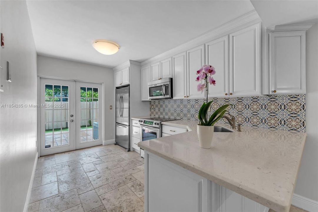 Recently Rented: $3,100 (2 beds, 1 baths, 970 Square Feet)