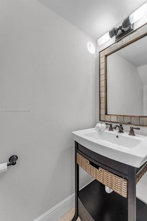 Recently Rented: $3,100 (2 beds, 1 baths, 970 Square Feet)
