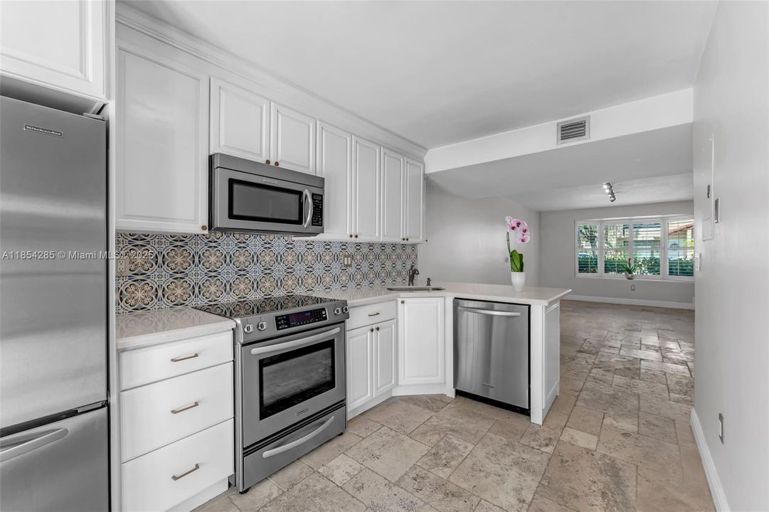 Recently Rented: $3,100 (2 beds, 1 baths, 970 Square Feet)