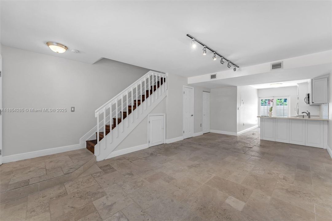 Recently Rented: $3,100 (2 beds, 1 baths, 970 Square Feet)