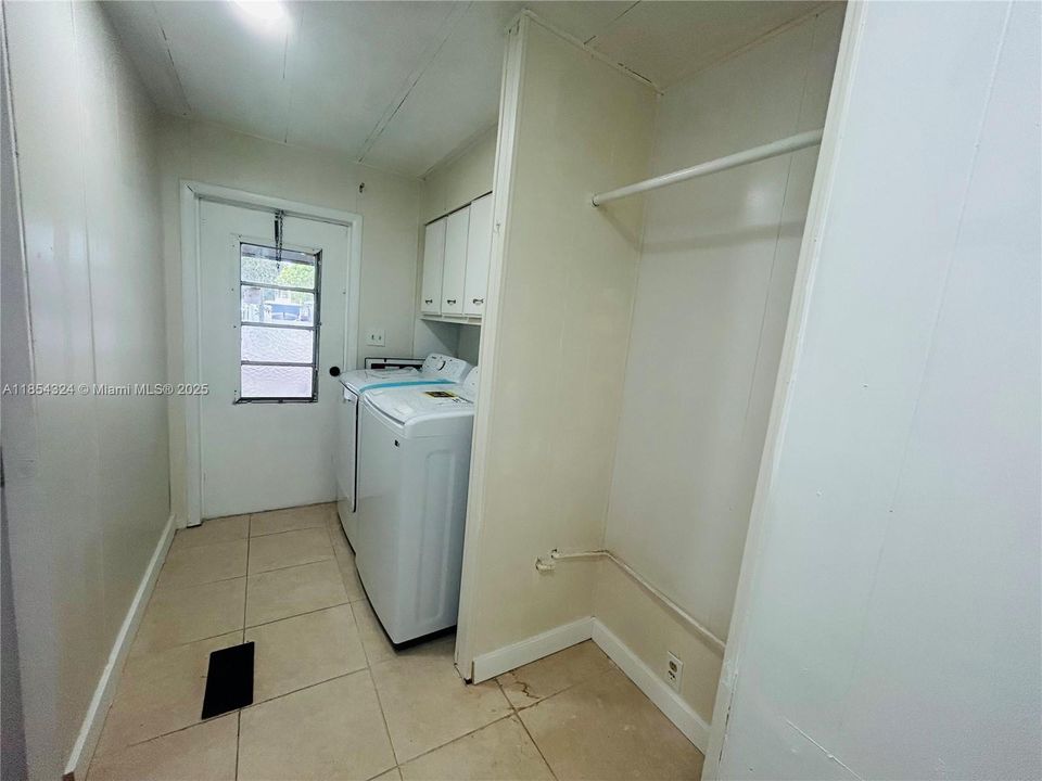 For Sale: $320,000 (3 beds, 2 baths, 1859 Square Feet)