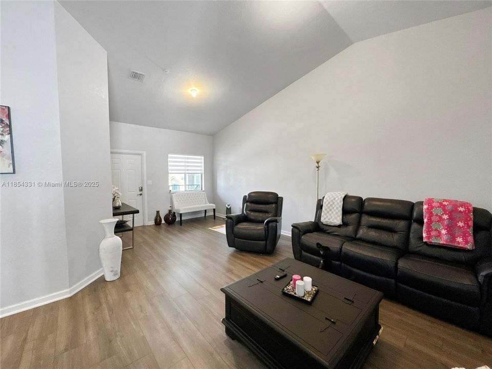 Active With Contract: $339,000 (3 beds, 2 baths, 1264 Square Feet)