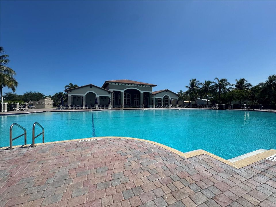 Active With Contract: $339,000 (3 beds, 2 baths, 1264 Square Feet)