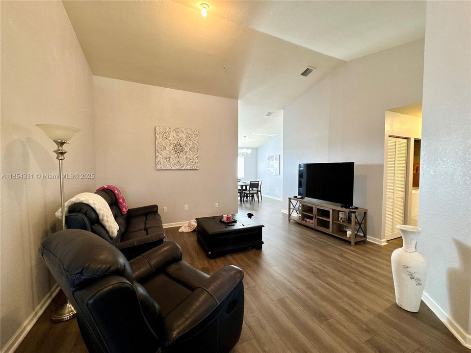 Active With Contract: $339,000 (3 beds, 2 baths, 1264 Square Feet)