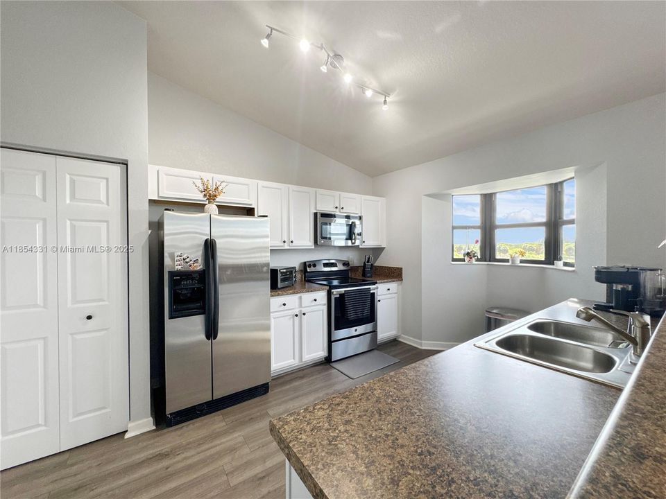 Active With Contract: $339,000 (3 beds, 2 baths, 1264 Square Feet)