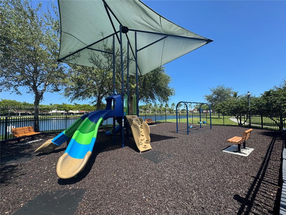 Active With Contract: $339,000 (3 beds, 2 baths, 1264 Square Feet)