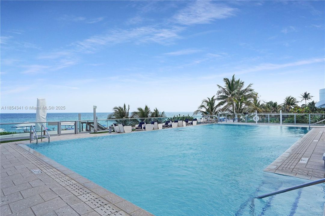 最近售出: $3,650,000 (3 贝兹, 4 浴室, 2703 平方英尺)