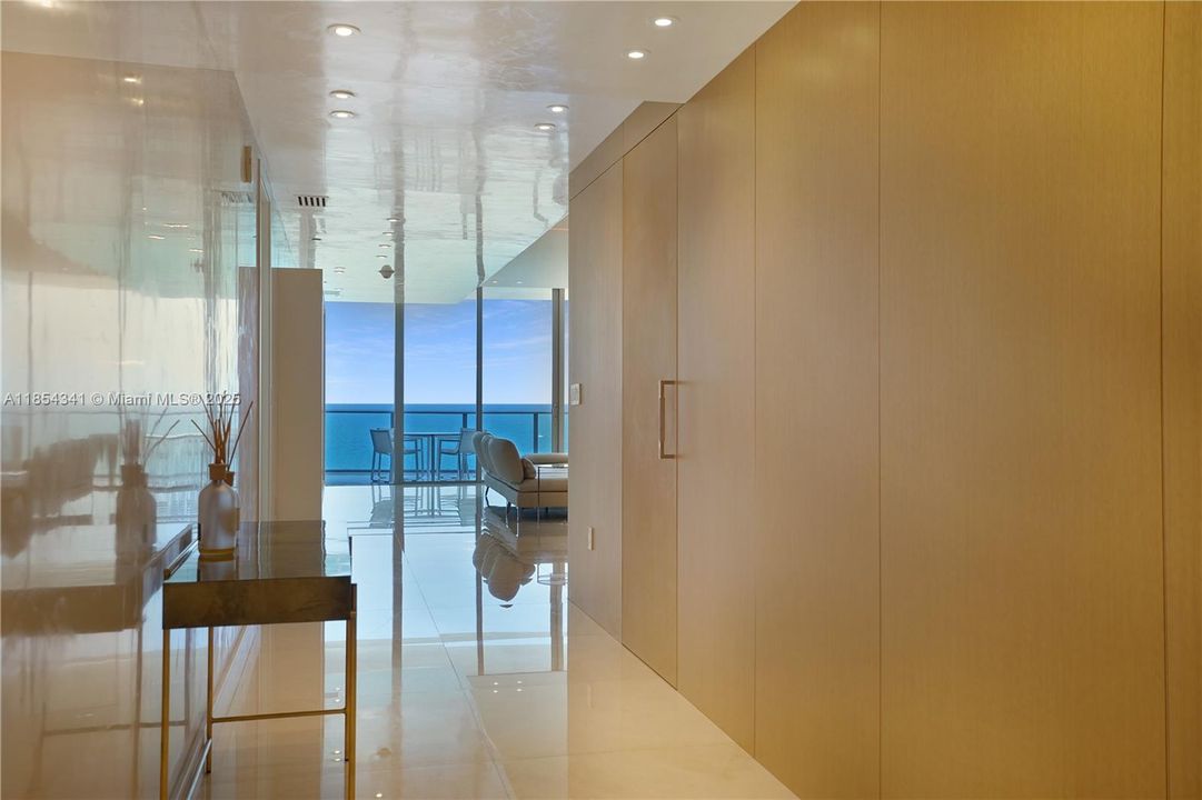 最近售出: $3,650,000 (3 贝兹, 4 浴室, 2703 平方英尺)