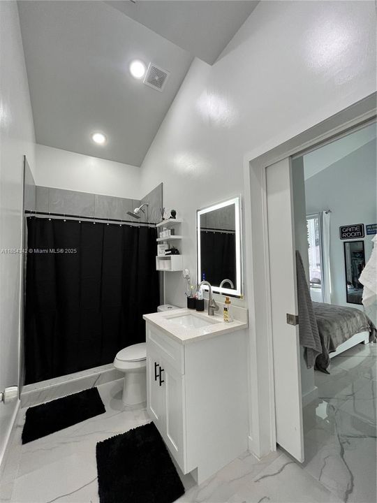 Bathroom #2 (Jack & Jill)