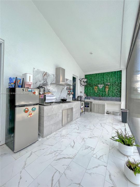 Covered & Screened Outdoor Kitchen & Dining