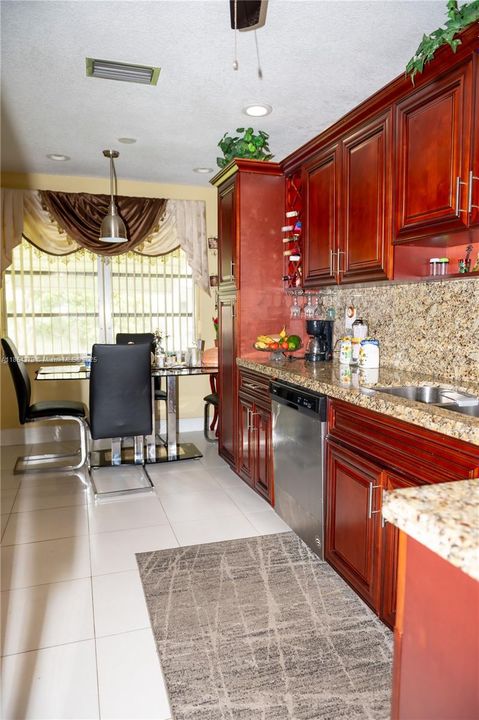 En Venta: $380,000 (3 camas, 2 baños, 1353 Pies cuadrados)