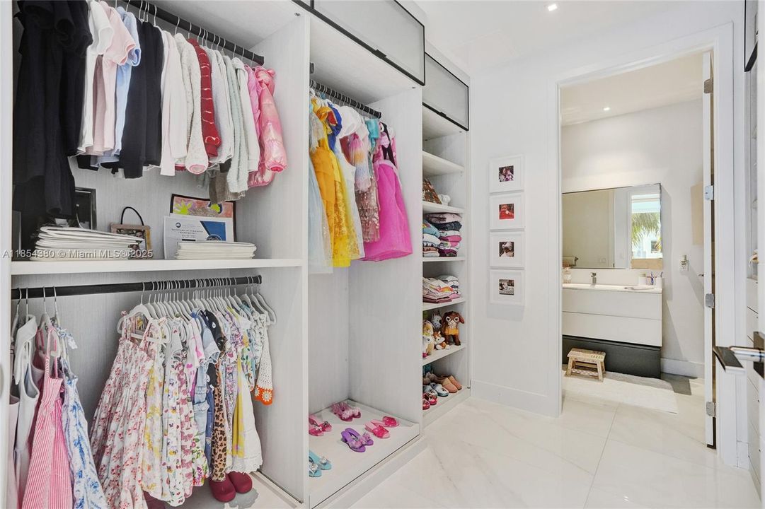 En Venta: $2,600,000 (5 camas, 5 baños, 3344 Pies cuadrados)