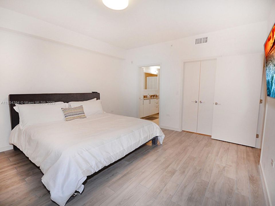 For Sale: $689,500 (2 beds, 2 baths, 1097 Square Feet)