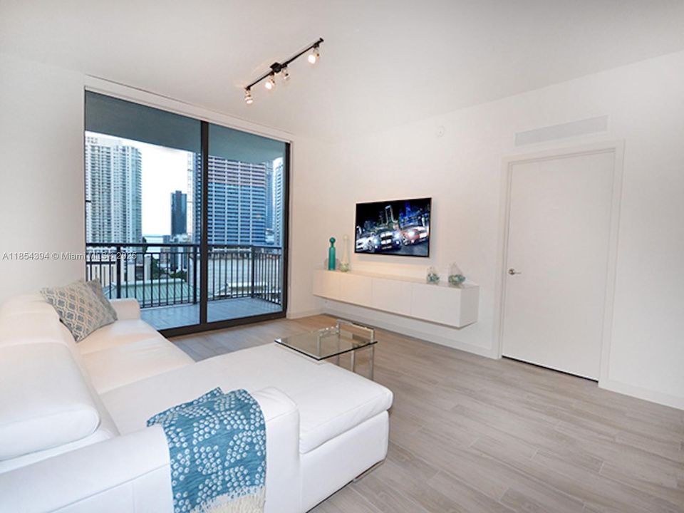 For Sale: $689,500 (2 beds, 2 baths, 1097 Square Feet)