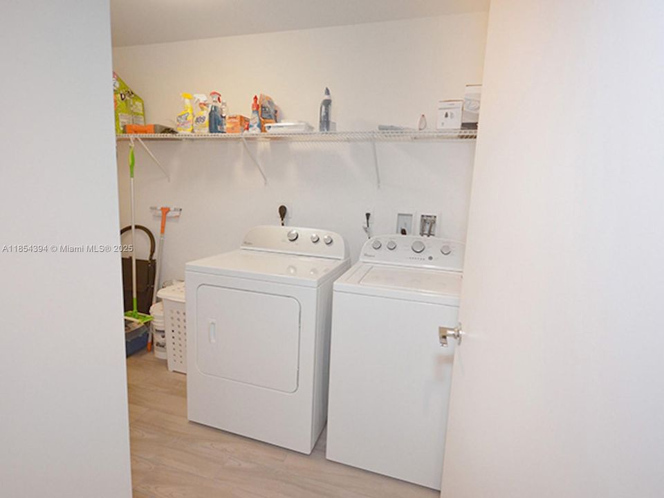 For Sale: $689,500 (2 beds, 2 baths, 1097 Square Feet)