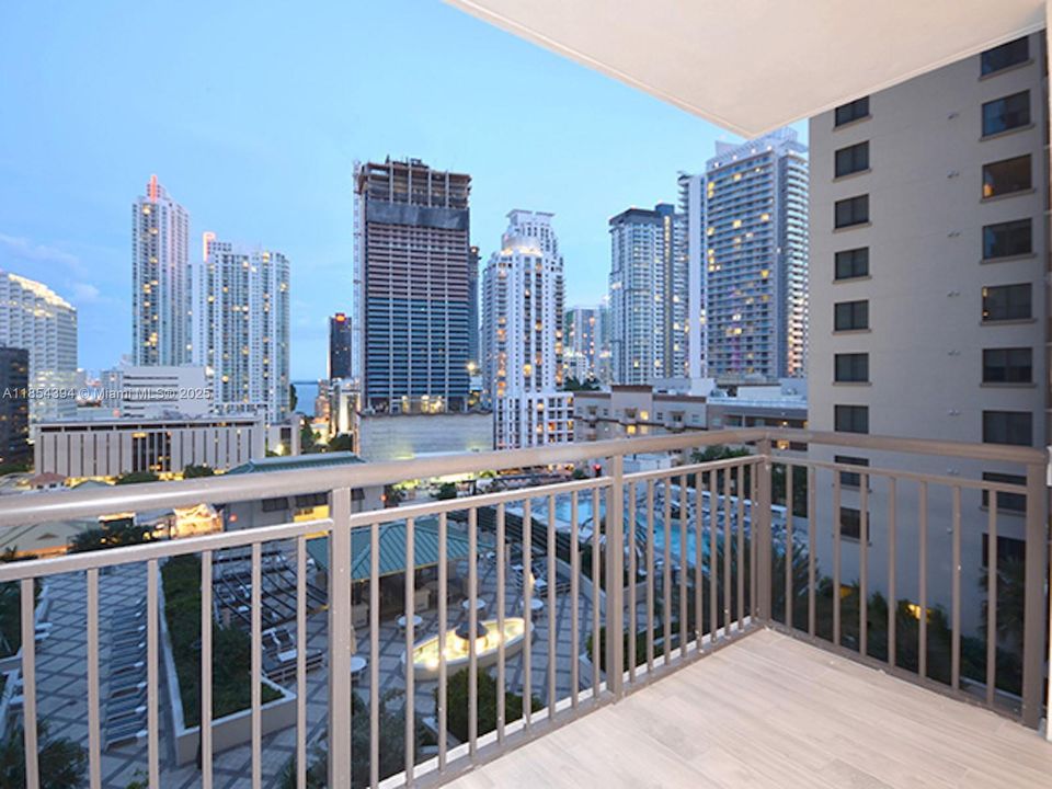 For Sale: $689,500 (2 beds, 2 baths, 1097 Square Feet)
