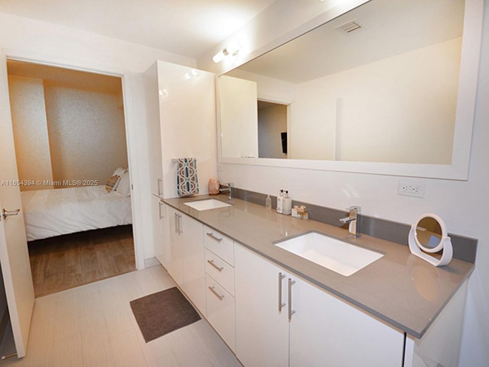 For Sale: $689,500 (2 beds, 2 baths, 1097 Square Feet)