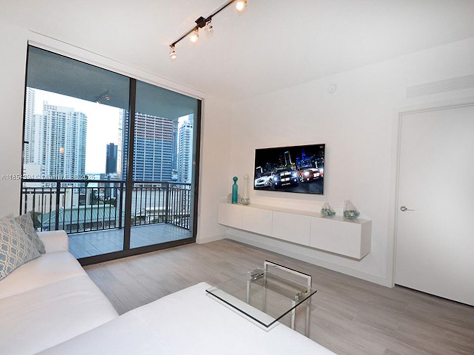For Sale: $689,500 (2 beds, 2 baths, 1097 Square Feet)