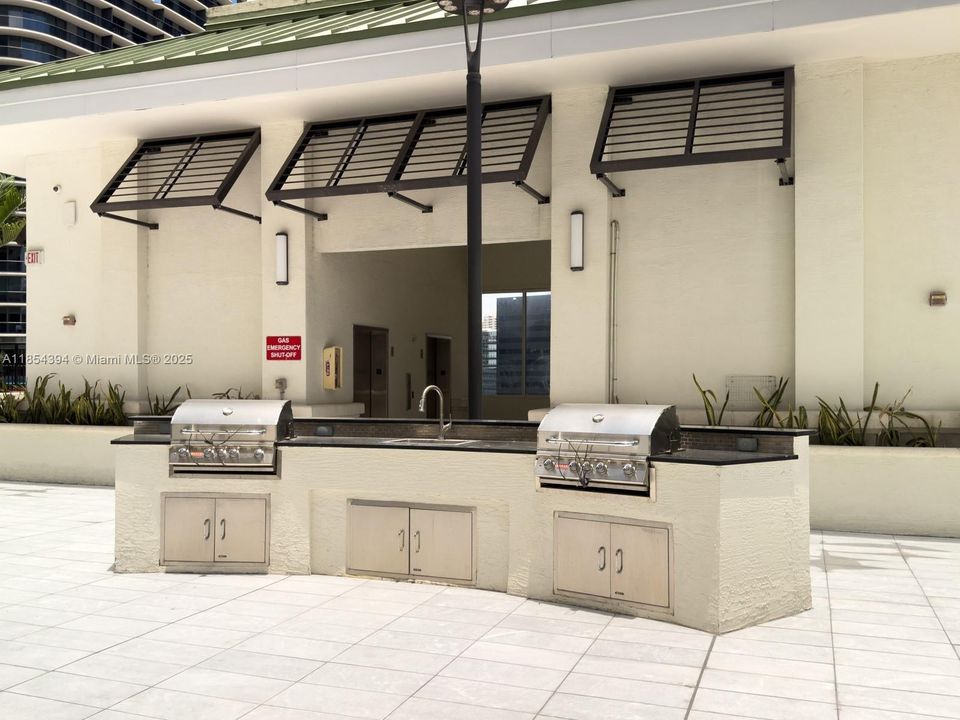 For Sale: $689,500 (2 beds, 2 baths, 1097 Square Feet)